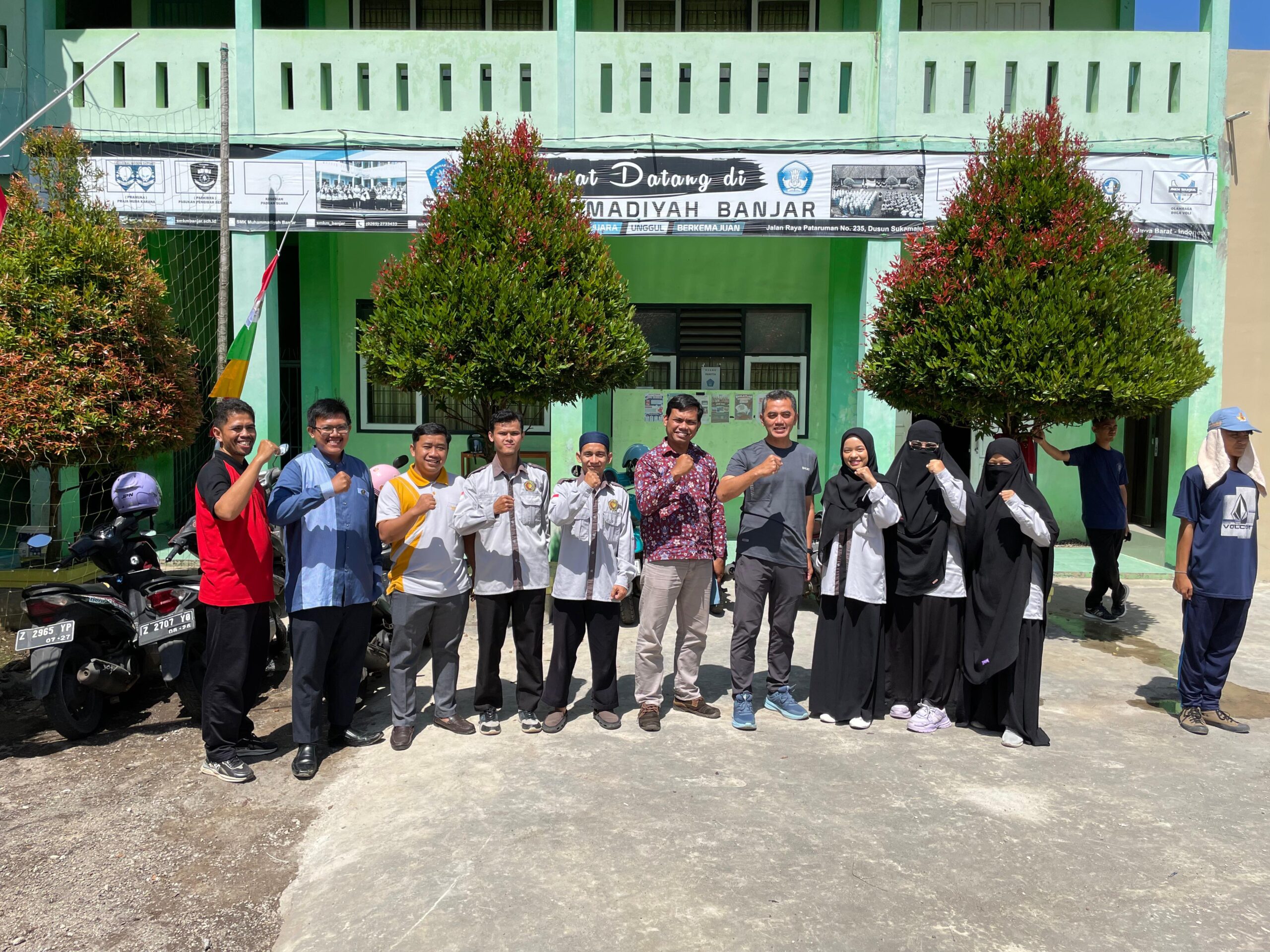 suasana poto bersama dalam konteks perpisahan Mahasiswa PPL bersama guru guru SMKM BAnjar